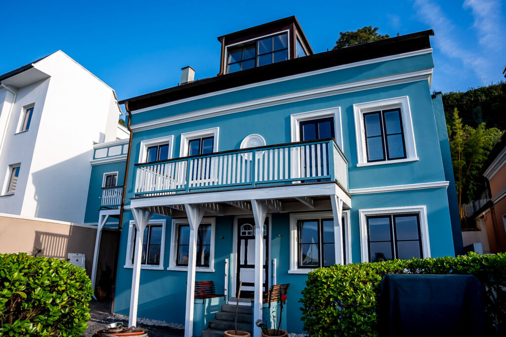 Blaue Fassade in Blankenese nach dem Neuanstrich