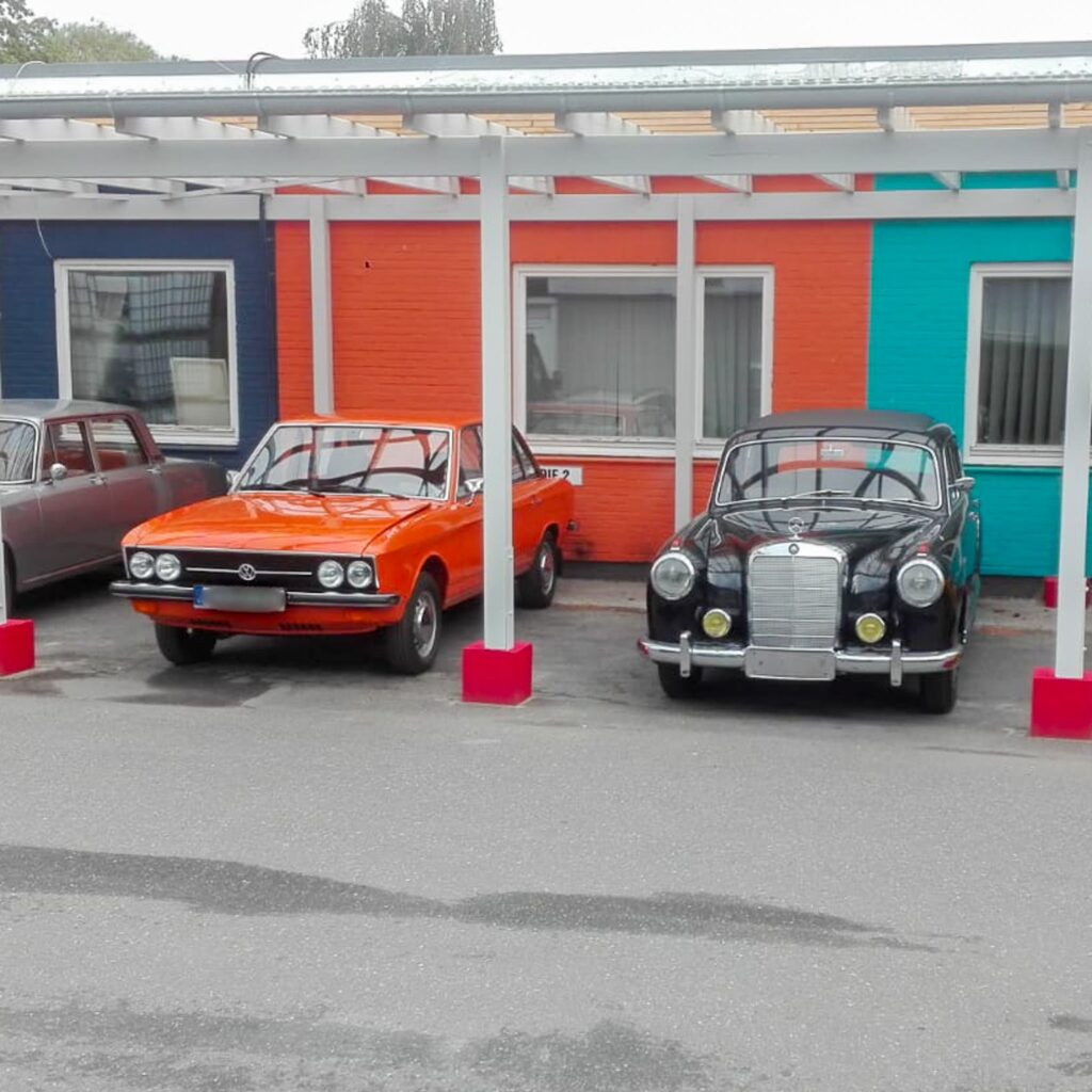 Garage mit Oldtimern nach dem Anstrich