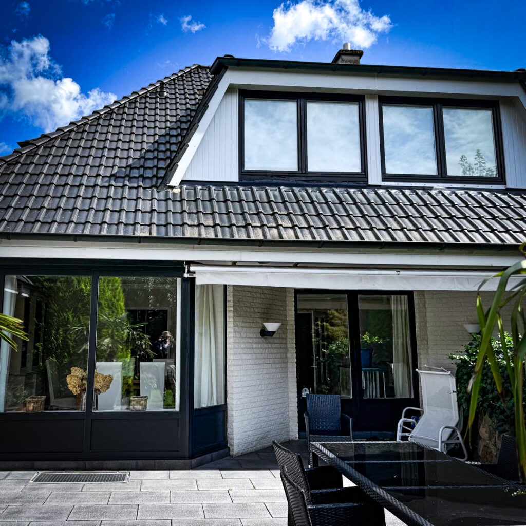 Weiße Fassade eines Einfamilienhauses