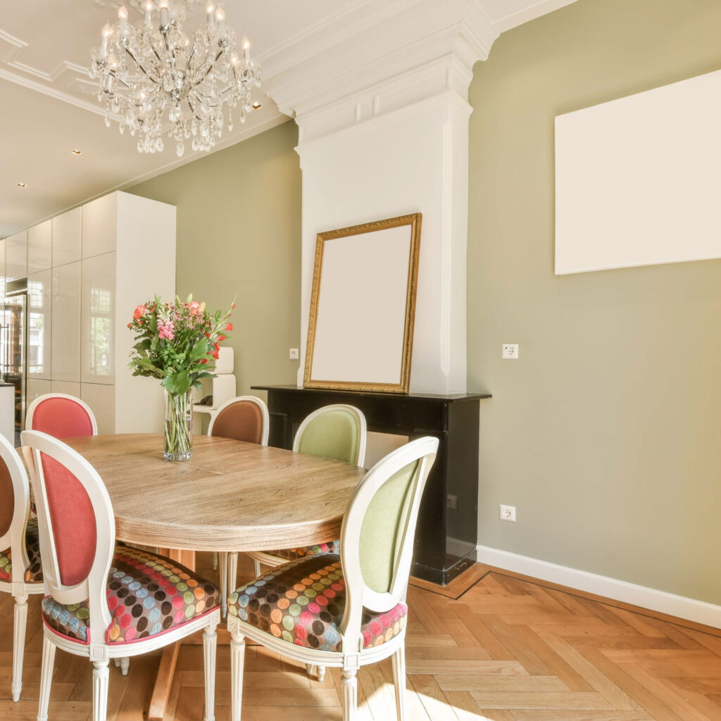 Esszimmer mit Holzboden und weißen Wänden