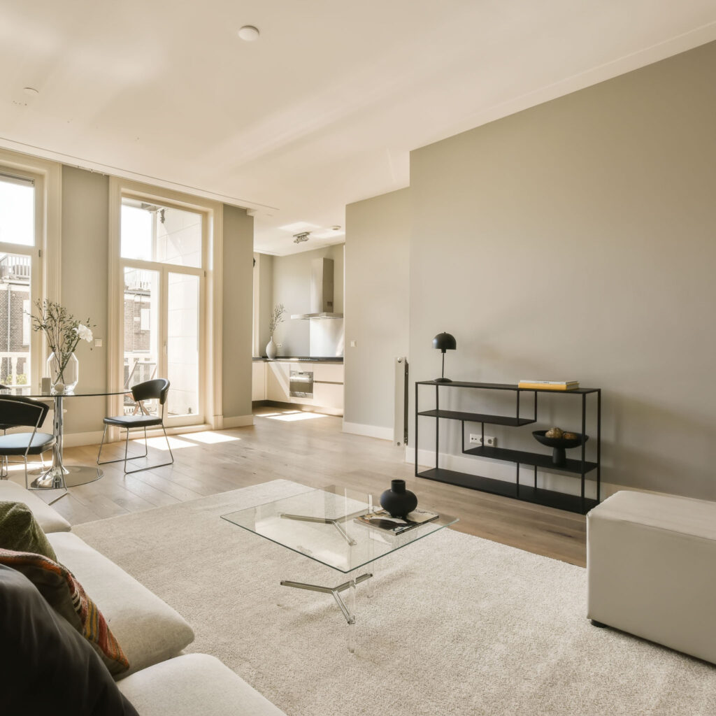 Wohnzimmer mit Sofa und Couchtisch