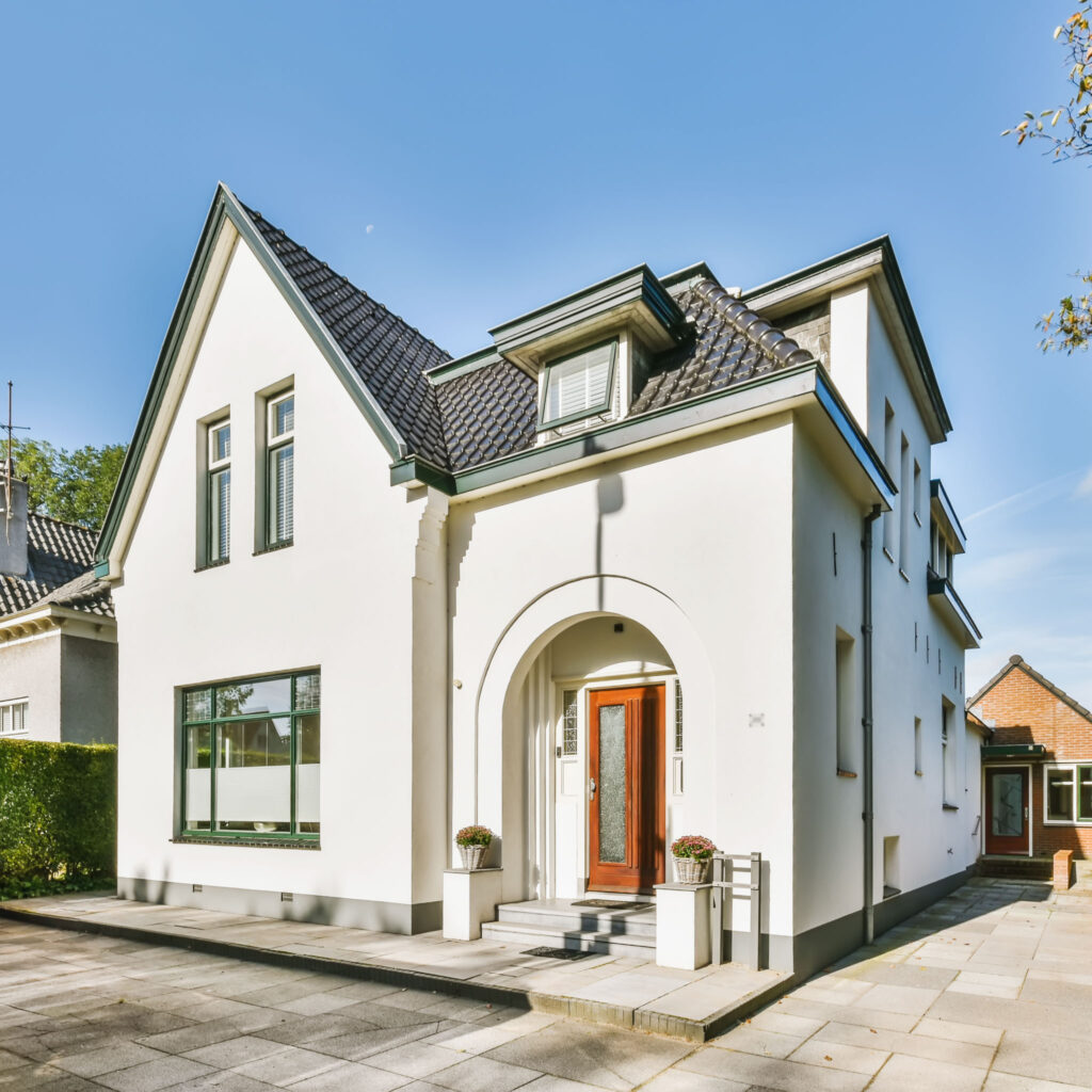 Helle Fassade eines zweigeschossigen Hauses