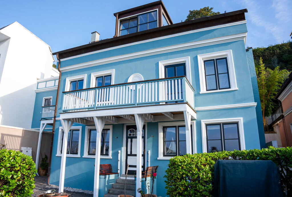 Blaue Fassade in Blankenese nach dem Neuanstrich