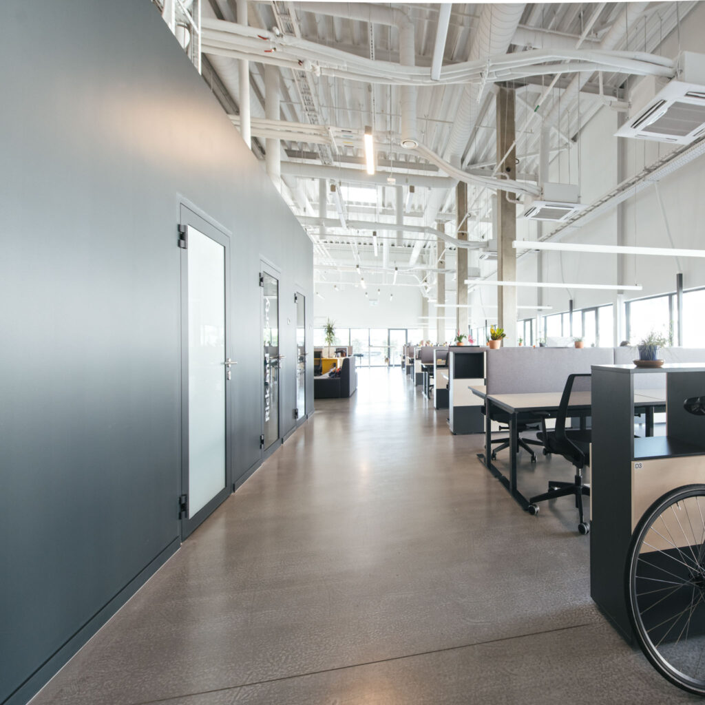 Modernes Büro in Weiß und Schwarz