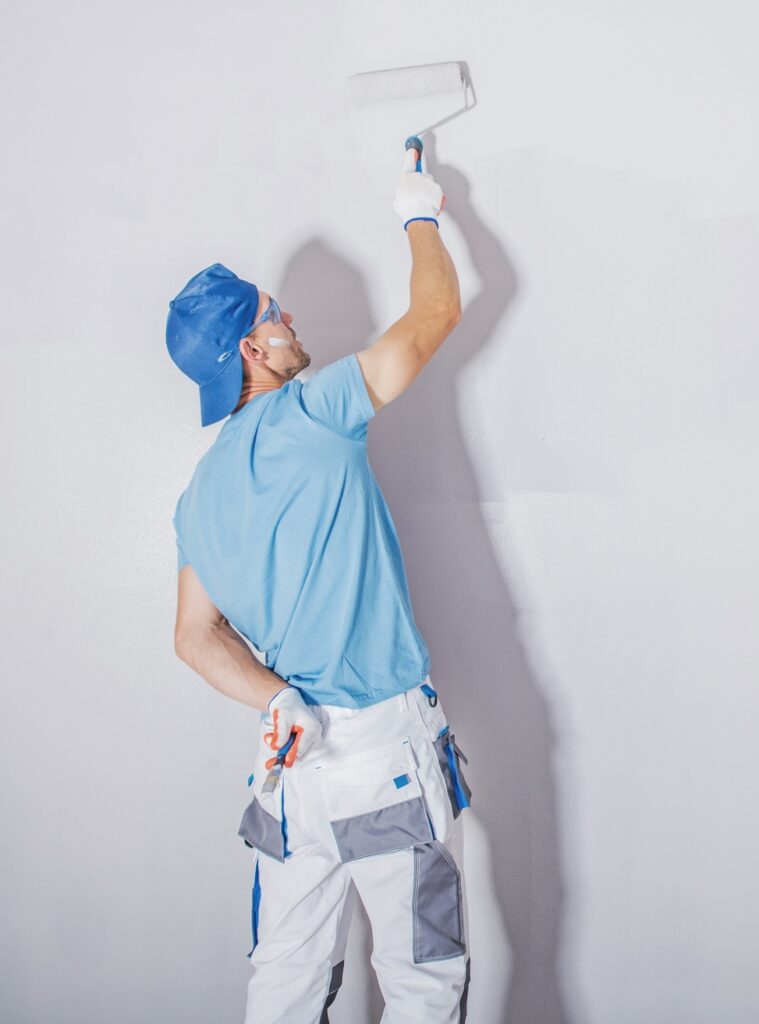 Maler beim Streichen einer Wand